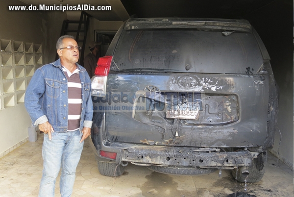 José Jorge de Jesús Peña frente a su residencia mostrando su vehículo quemado.