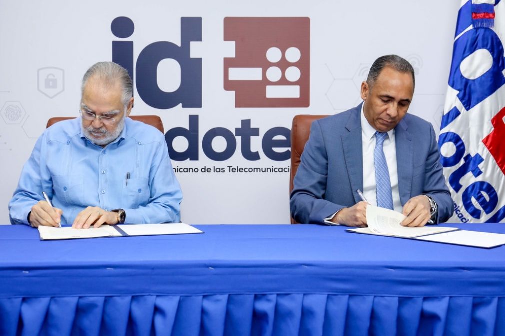 El ministro de Economía, Planificación y Desarrollo, Miguel Ceara Hatton, y el presidente del Consejo Directivo de Indotel, Nelson Arroyo firman la alianza interinstitucional.