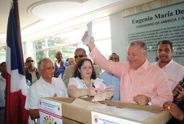 Gilberto Serulle momentos que anuncian su ingreso a la Cooperativa de Servicios Múltiples del Ayuntamiento de Santiago.