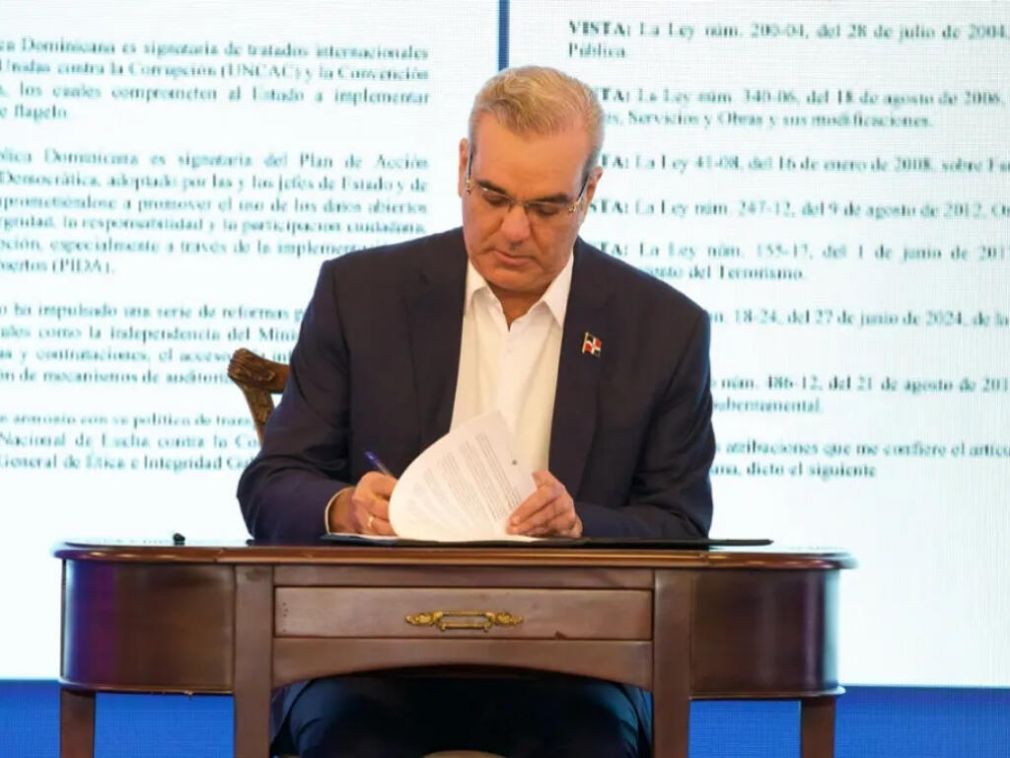 El presidente Luis Abinader promulgó la ley que elimina las candidaturas independientes a pesar de las recomendaciones del Tribunal Constitucional.