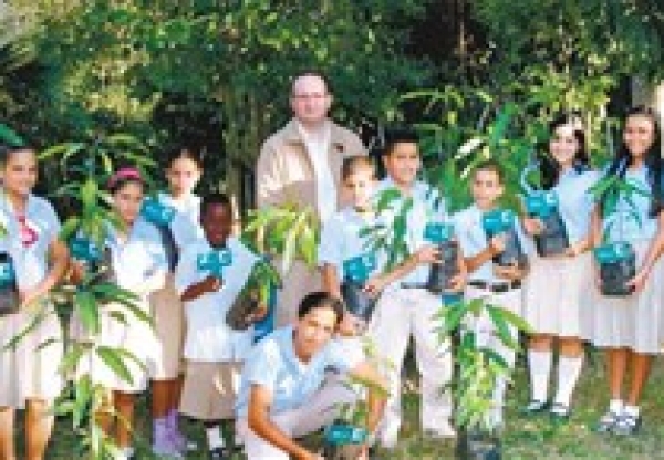 Estudiantes con Léster Eduardo Peralta.