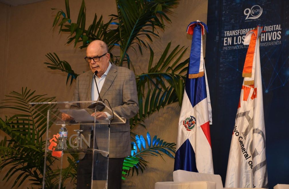 Roberto Cassá, director general del AGN, dirige encuentro.