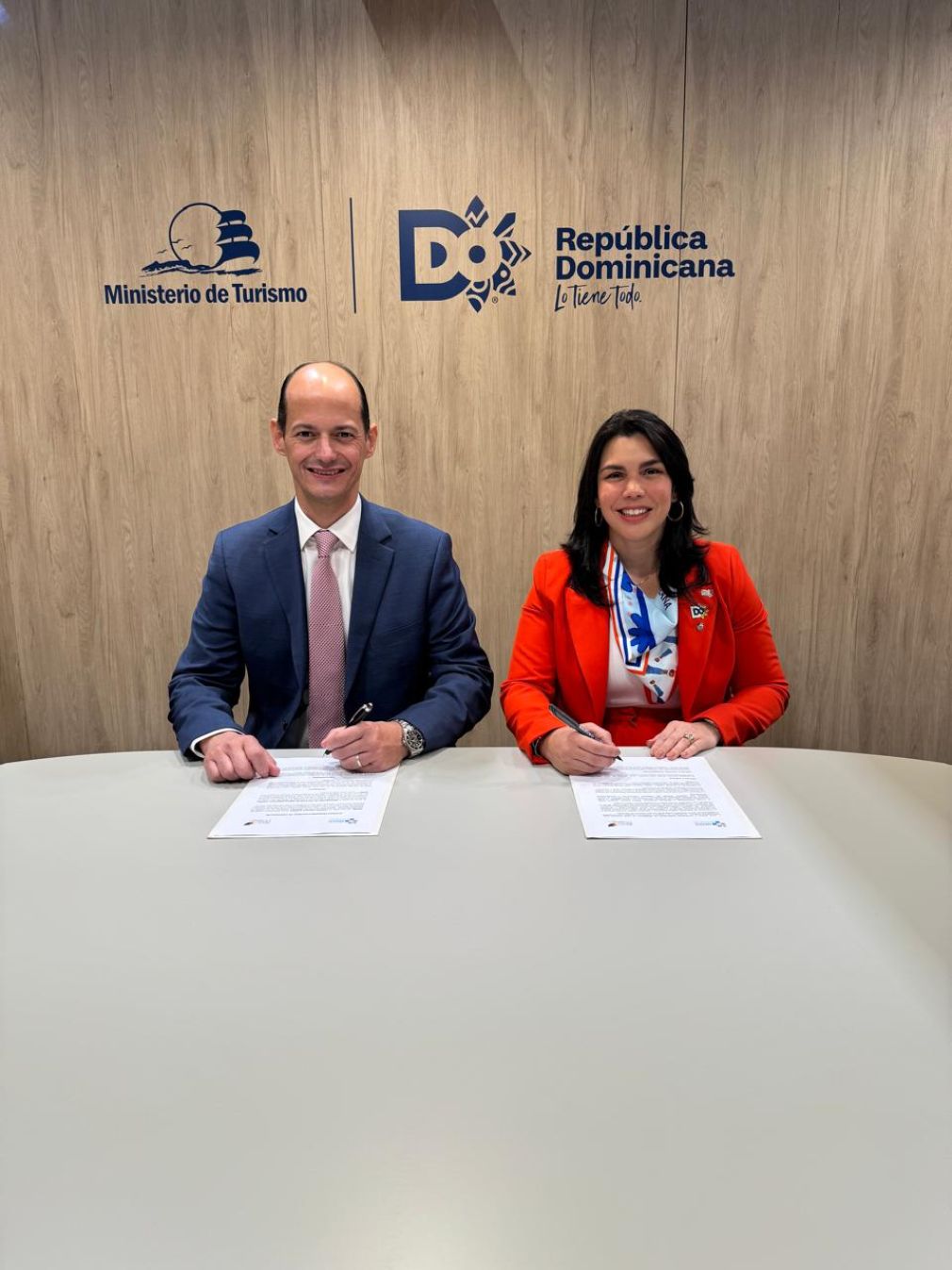 Acuerdo firmado en FITUR permitirá elevar seguridad y bienestar de turistas.