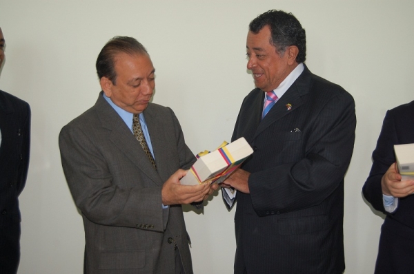 El director de la Biblioteca Nacional recibe la donación de las obras.