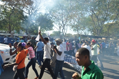 Momentos en que los manifestantes empazaron a huir de las bombas lacrimógenas frente al edificio del Ministerio de Obras Públicas en la Capital, quienes exigían arreglar el tramo carretero Yamasá-Don Juan-Monte Plata.