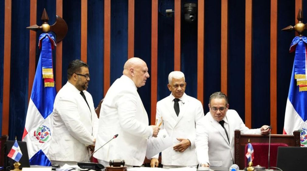 Ricardo de los Santos durante el acto de juramentación.