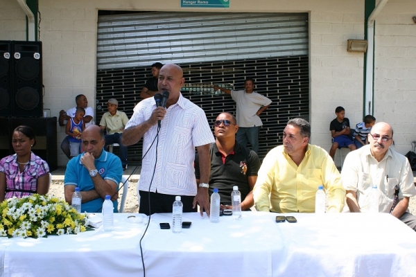 El viceministro de Deportes, Enmanuel Trinidad Puello, pronuncia un discurso en la apertura de la regata escolar de remo y canotaje que se celebró en la Presa de Rincón, Monseño Nouel. Figuran, entre otros, el director técnico de Miderec, Fernando Teruel; el síndico de Jima, Juan Romero, y el periodista Osiris Tejeda Cessé. 