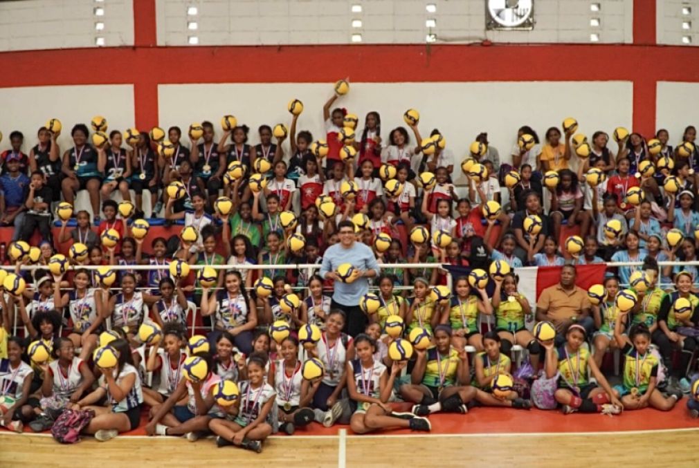 El Primer Festival Municipal de Voleibol Femenino Mini Voli se llevó a cabo en el Club Calero.