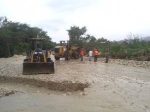 Aguas del Yaque del Sur colapsan tramo trayecto Tamayo-Uvilla
