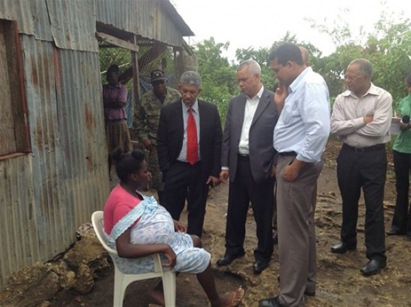 Gobernación de Santo Domingo auxilia adolescente que padece gigantomastia 