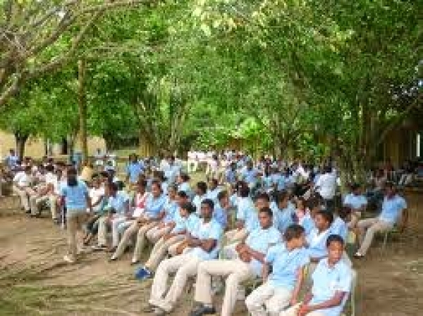 Estudiantes entregan canasta alimenticia