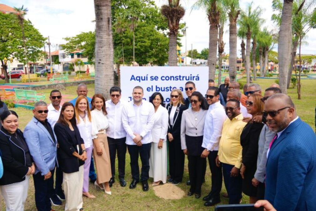 Alcalde Dío Astacio da primer picazo para construcción de busto en honor a exalcalde Juan de los Santos.