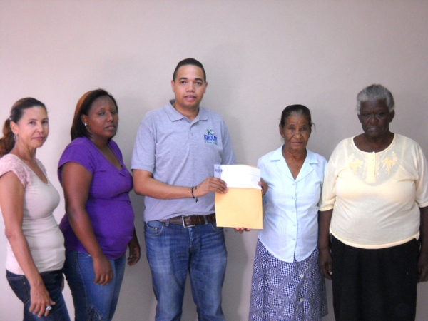 Beneficiarios con la donación de Khoury Industrial en Barahona.