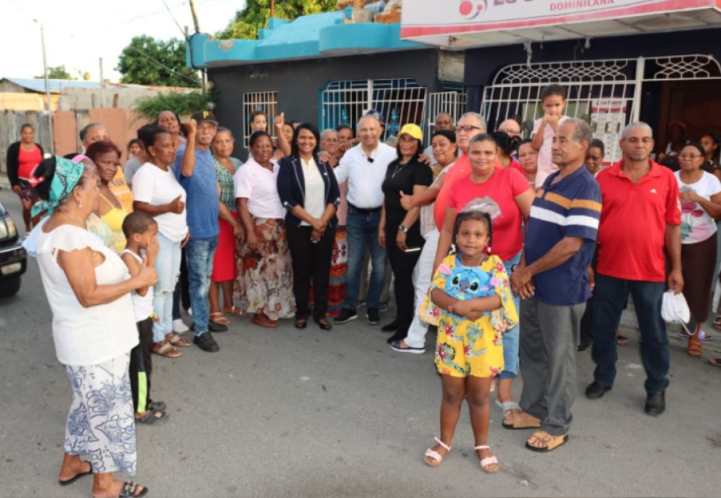 Alcaldía de Baní inicia reparación 20 viviendas en Brisas del Norte.