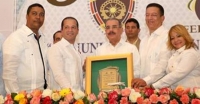 Danilo Medina escapa de los periodistas quienes le preguntaban sobre
