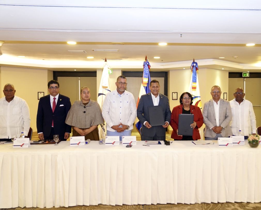 La firma del acuerdo se realizó durante la reunión del Consejo Directivo de Fedomu, y fue suscrito por Nelson Núñez, presidente de Fedomu y alcalde de Samaná, y Emma Polanco, presidenta de la CC, en la que también participaron Víctor D´Aza, presidente de la Liga Municipal Dominicana, y Félix Santos, director ejecutivo de Fedomu. 