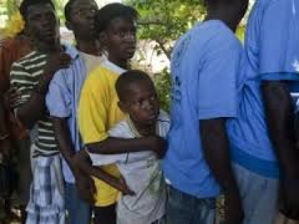 Haitianos abarrotan oficina de regularización Santiago 