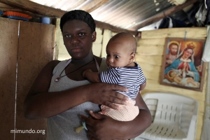 Odalisi Toribio, 19, de La Cerca, con su bebé Marisol de 3 meses.