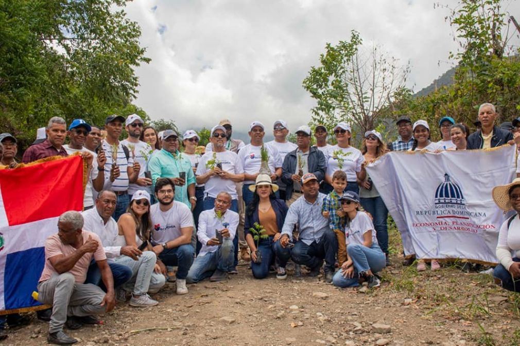 Con un minuto de silencio en honor a Orlando Jorge Mera, inició la primera jornada de reforestación de caoba y pinos criollos en la comunidad de Peralta Provincia de Azua.