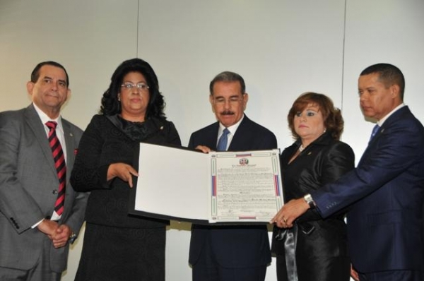 Danilo Medina recibe la proclama que lo acredita como presidente electo de parte de la Comisión Especial Bicameral. 