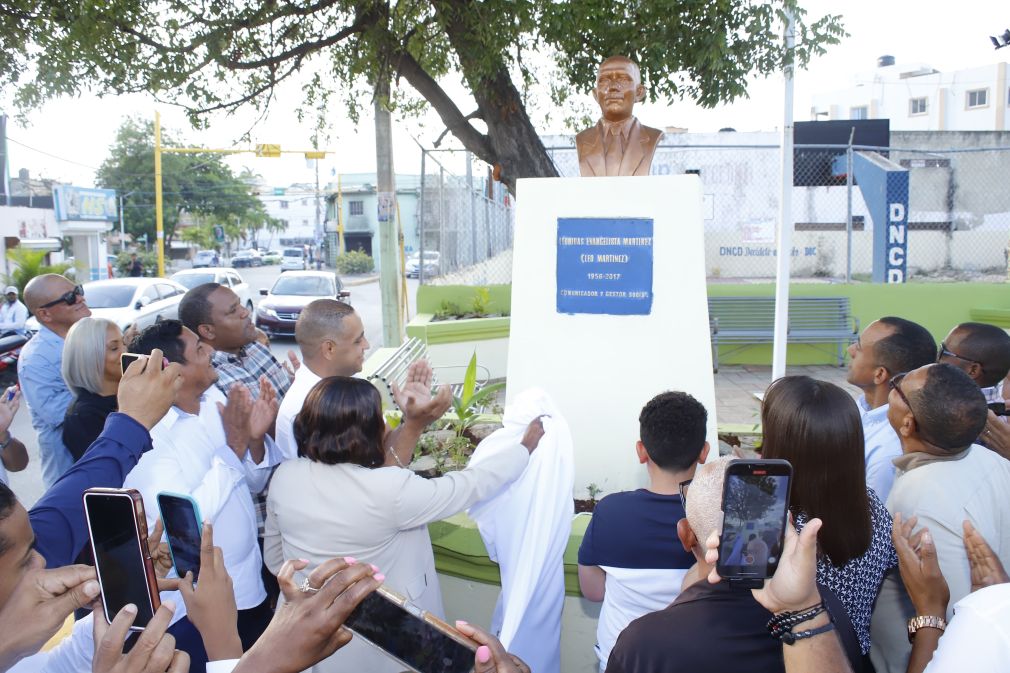 Ayuntamiento de SPM inaugura parque y entrega busto en honor a Leo Martínez.