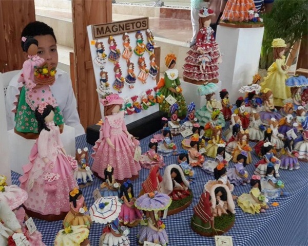 Las tradicionales muñecas sin rostro fueron parte de las atracciones artesanales de Cayenart.
