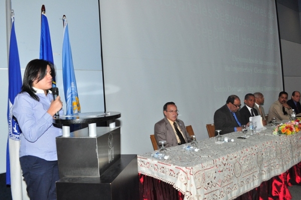 La representante de la Organización Panamericana de la Salud, doctora Liz Parra,  mientras se dirige a los presentes, en el diplomado “Certificación de Evaluadores  de Hospitales Seguros”. 