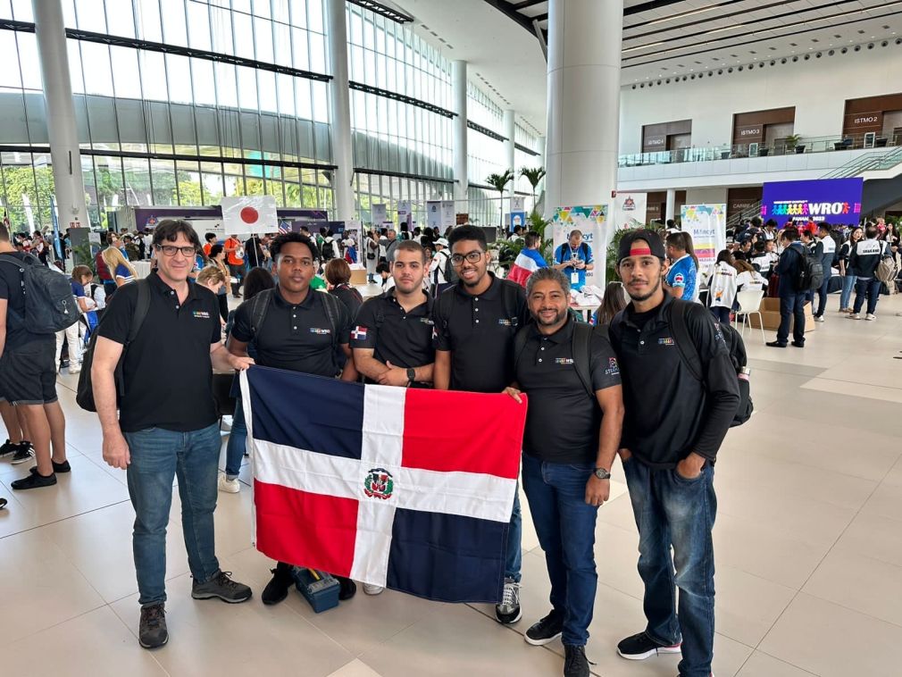En esta edición de la WRO es la participación de la Fundación Steam RD de República Dominicana en la creación de todos los trofeos para las diferentes categorías del evento. 