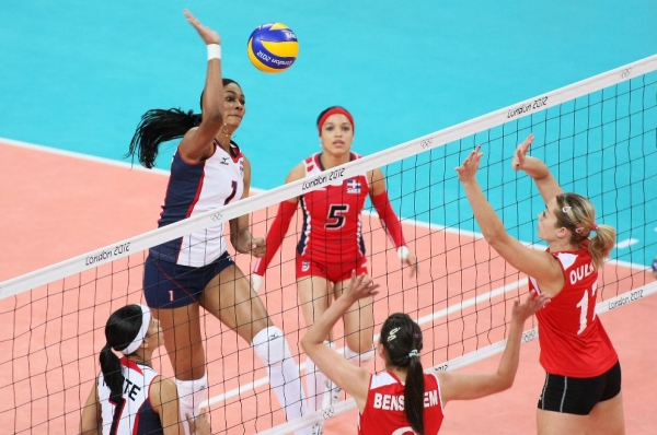 El equipo dominicano en uno de sus remates que le dio el paso a los cuartos de finales.