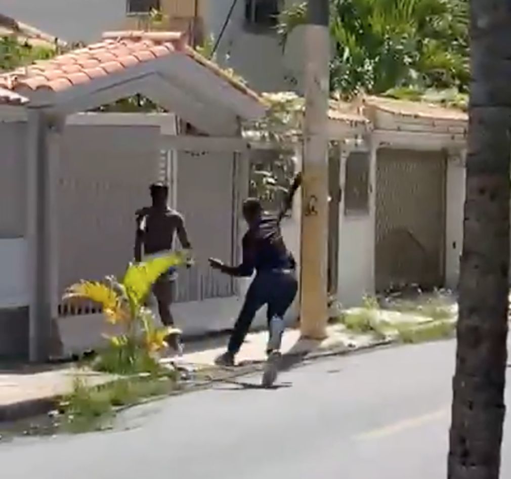 Momento en el que agente de Migración golpea con una piedra haitiano escapaba de la patrulla.