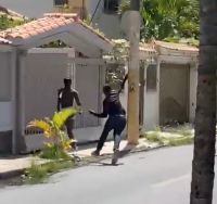Momento en el que agente de Migración golpea con una piedra haitiano escapaba de la patrulla.