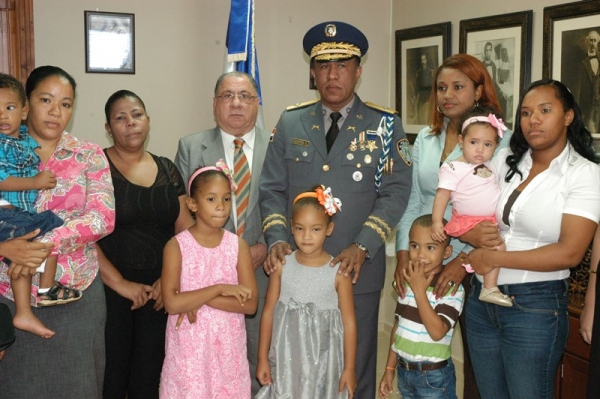 El ministro del Interior Monchy Fadul y el jefe de la Policía, Manuel Castro Castillo, junto con los familiares de los policías caídos