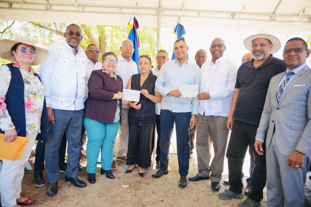 El rector de la UASD, Beltrán Crisóstomo, junto al alcalde de Dajabón, Santiago Riverón, los vendedores y donantes de los terrenos para la Ciudad Universitaria en esa provincia, así como otras autoridades uasdianas y provinciales.