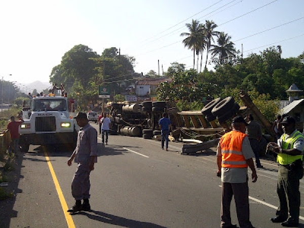 Camión volcado en el Km 69 de la autopista Duarte, tramo Piedra Blanca-Bonao.