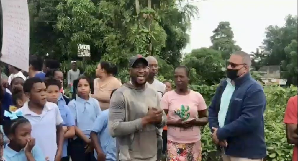 Los comunitarios de Villa del Norte (Licey) en San Felipe de Santo Domingo Norte, protestaron por el mal estado de sus calles.