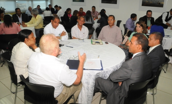 Domingo Contreras encabeza encuentro con grupos que gestionan la ley de residuos sólidos