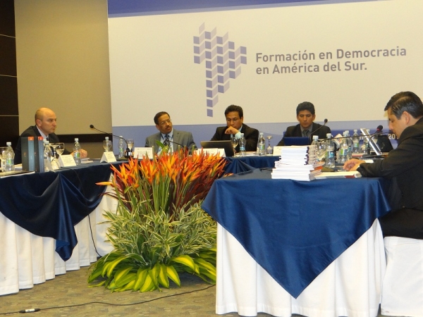 Rosario plantea en Quito reingeniería de partidos políticos