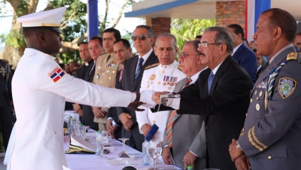 Gradúan cadetes de la Policía Nacional; los exhortan a tener conducta ejemplar