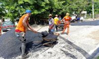 Los trabajos de bacheo son parte de un plan de mejora vial.