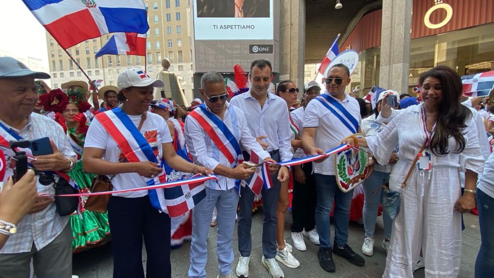 Cientos de criollos levantaron los colores patrios y el orgullo de la dominicanidad.
