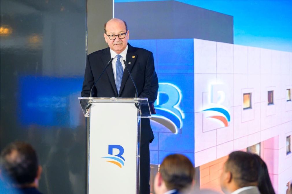 El vicepresidente del Consejo de Directores de Banreservas, Jean Antonio Haché, habla durante el desayuno con periodistas y comunicadores en el marco de la Feria Internacional de Turismo (Fitur) 2026.