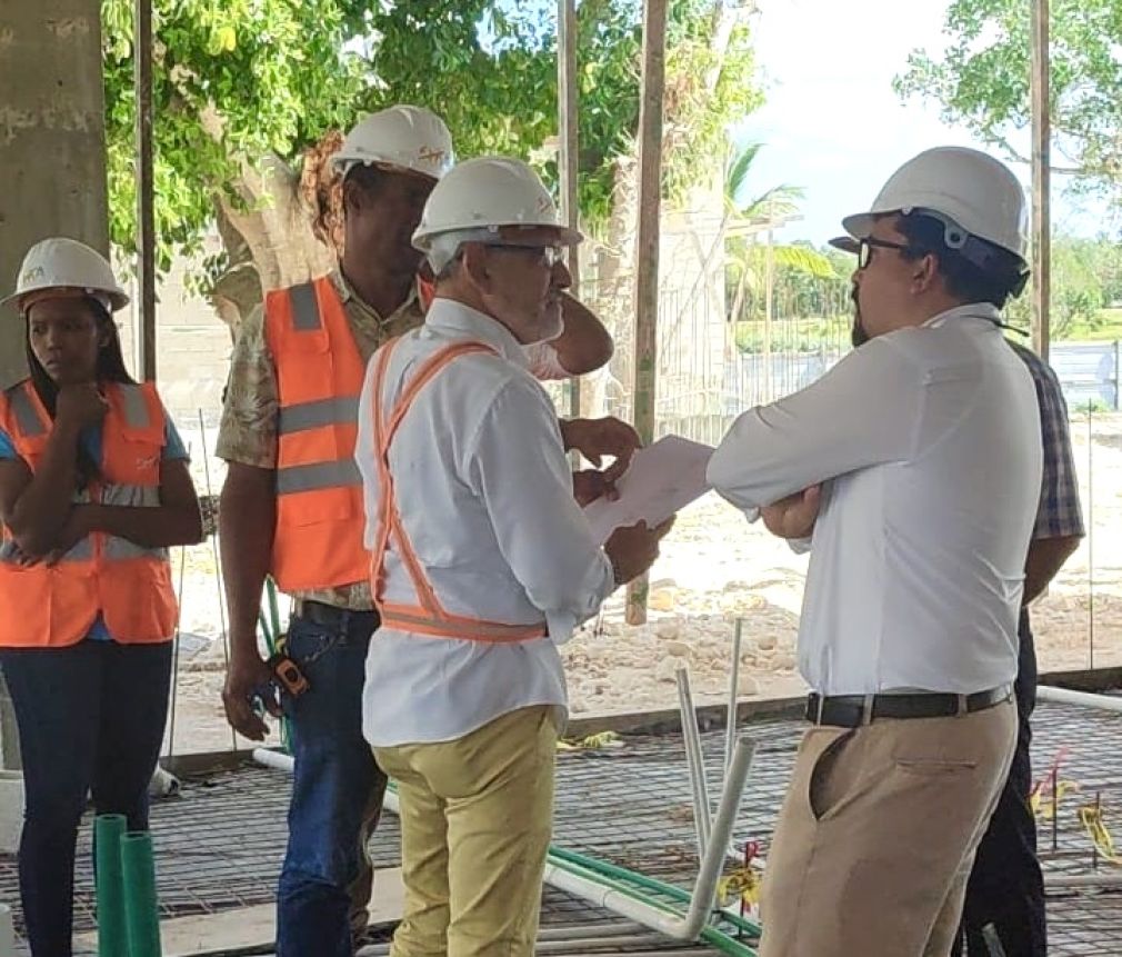 Arquitecto Edgar Martínez en supervisión de obras.