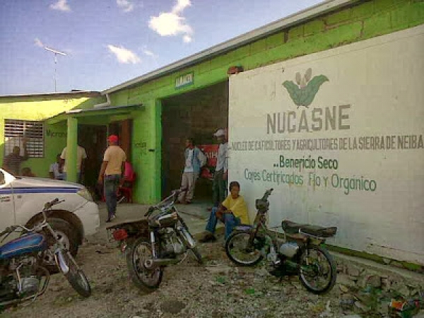 Roban café y vinos en local caficultores de Neiba
