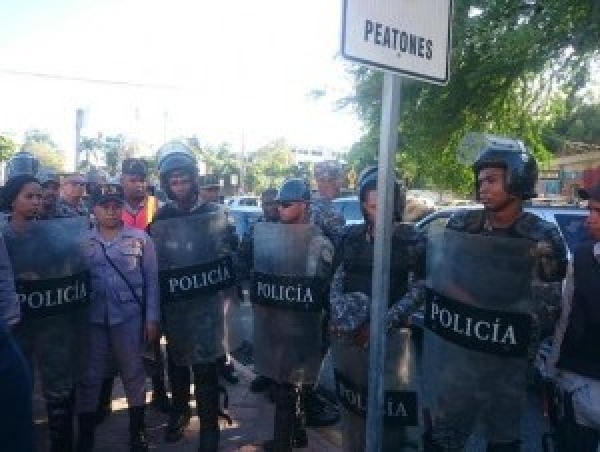 Enfrentamiento entre policías y manifestantes frente a Oisoe: 