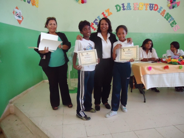 Escuela Mercedes Consuelo Matos reconoce estudiantes: 