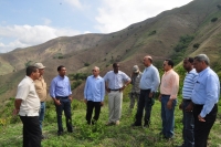 El ministro de Medio Ambiente, Bauta Rojas Gómez, en compañia de otros funcionario de la cartera supervisa la situación de la devastación de la Cordillera Central