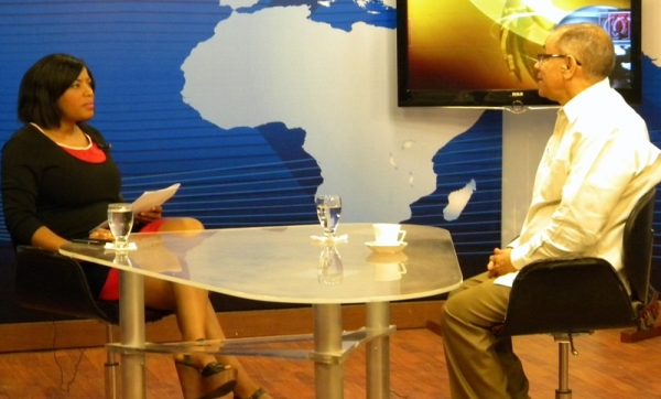 Pepe Abreéu, momento que era entrevistado por la periodista Greysis de la Cruz, en su programa El Verificador de telcable local