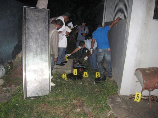 Policía Científica trabajando en coordinación del fiscal y el médico forense para investigar el caso.