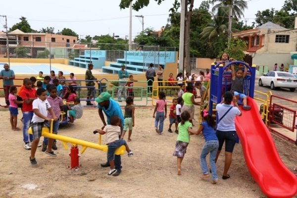 Area de juego del parque número 64 reconstruido por el Ayuntamiento de Santo Domingo Este.