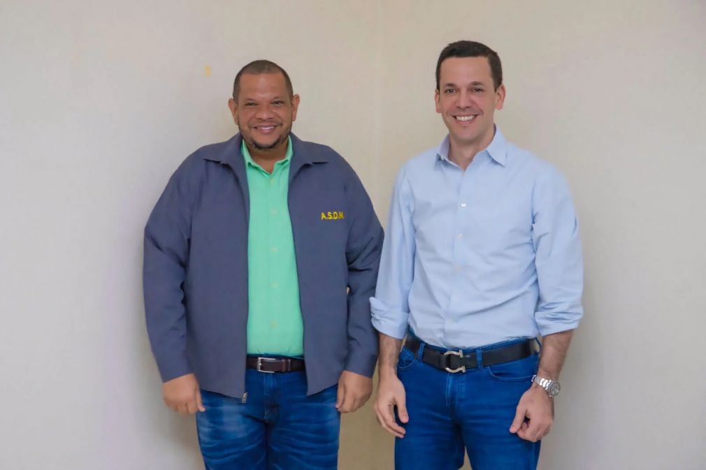 El alcalde Carlos Guzmán y el director del Intrant, Hugo Beras, reforzarán la seguridad vial en SDN.